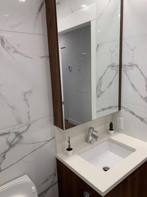 Explore Qe Park From Luxury Studio Apartment *