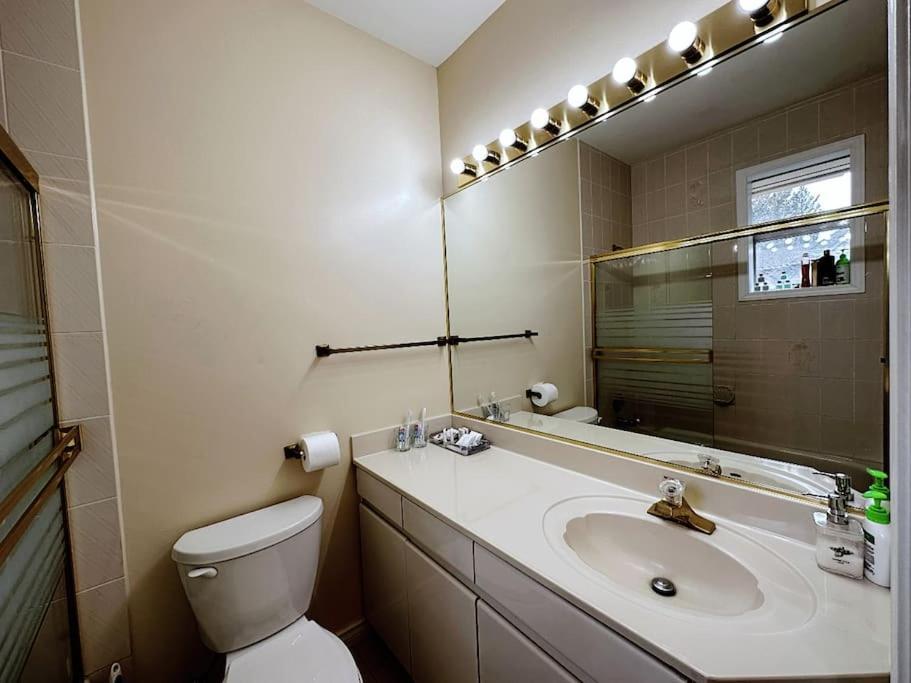 Super Cosy 8bed & 6bath In Heart Near To Airport Villa Vancouver