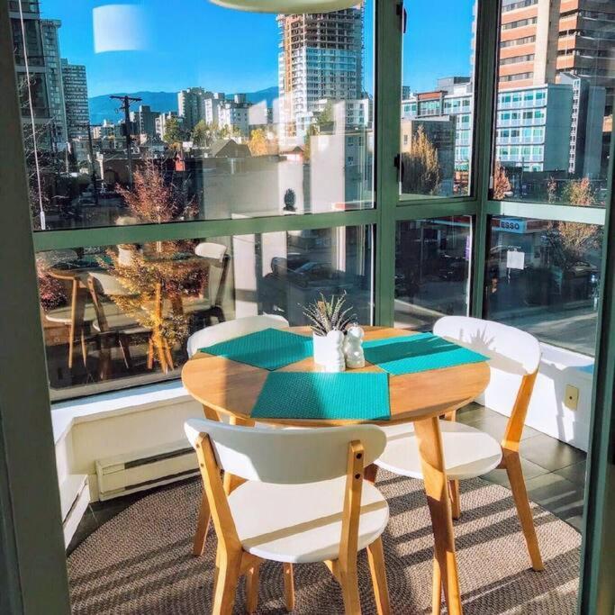 Bright 2 Bedroom Downtown With Free Parking Apartment *