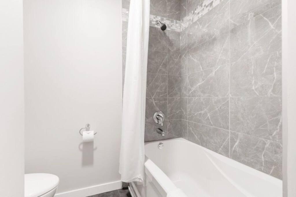 Apartment 2-bdr 2-bath I 1100 Sq.ft I Walking Distance To Granville Island Vancouver