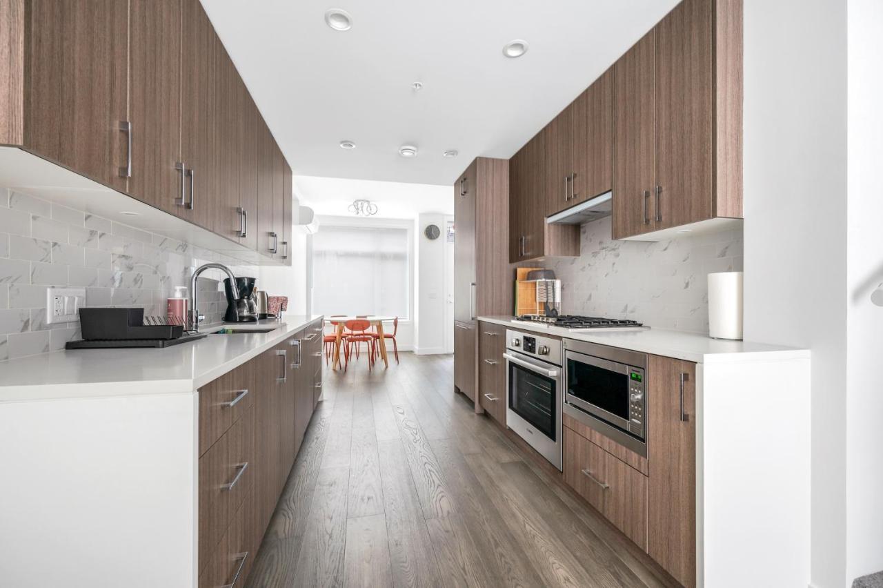 New 3bd Townhouse Near Qe Park Ferienhaus