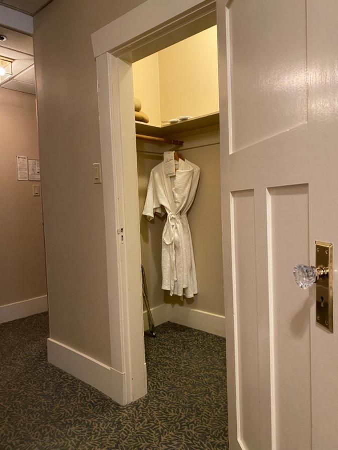 Kingston Hotel Vancouver