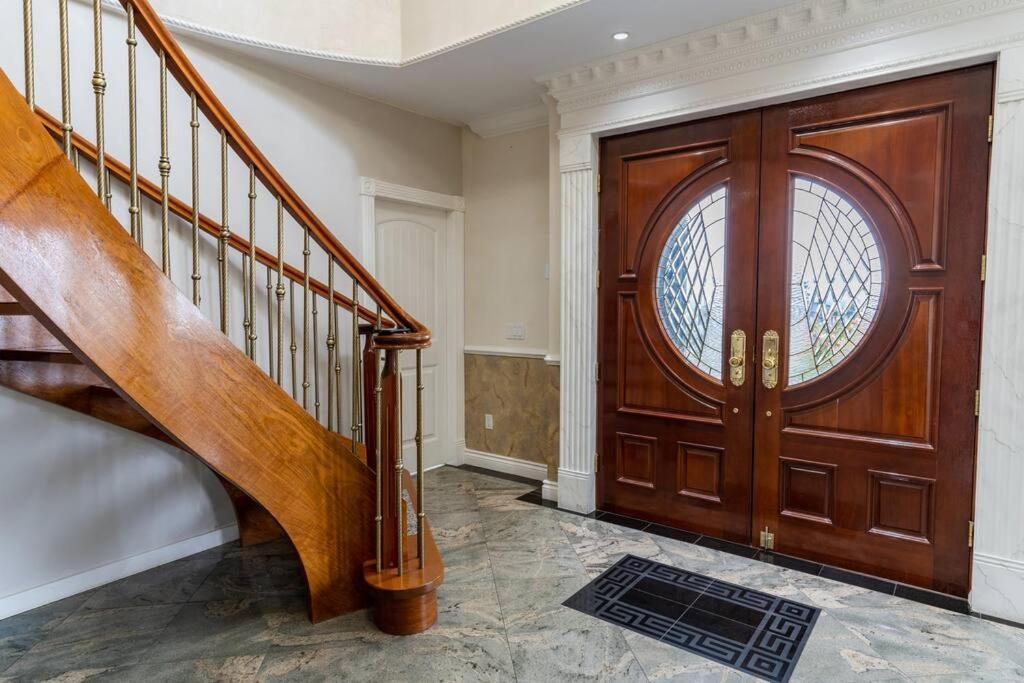South 15mins From Airport/20mins From Dt *