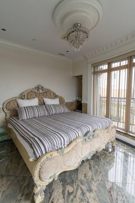 South 15mins From Airport/20mins From Dt