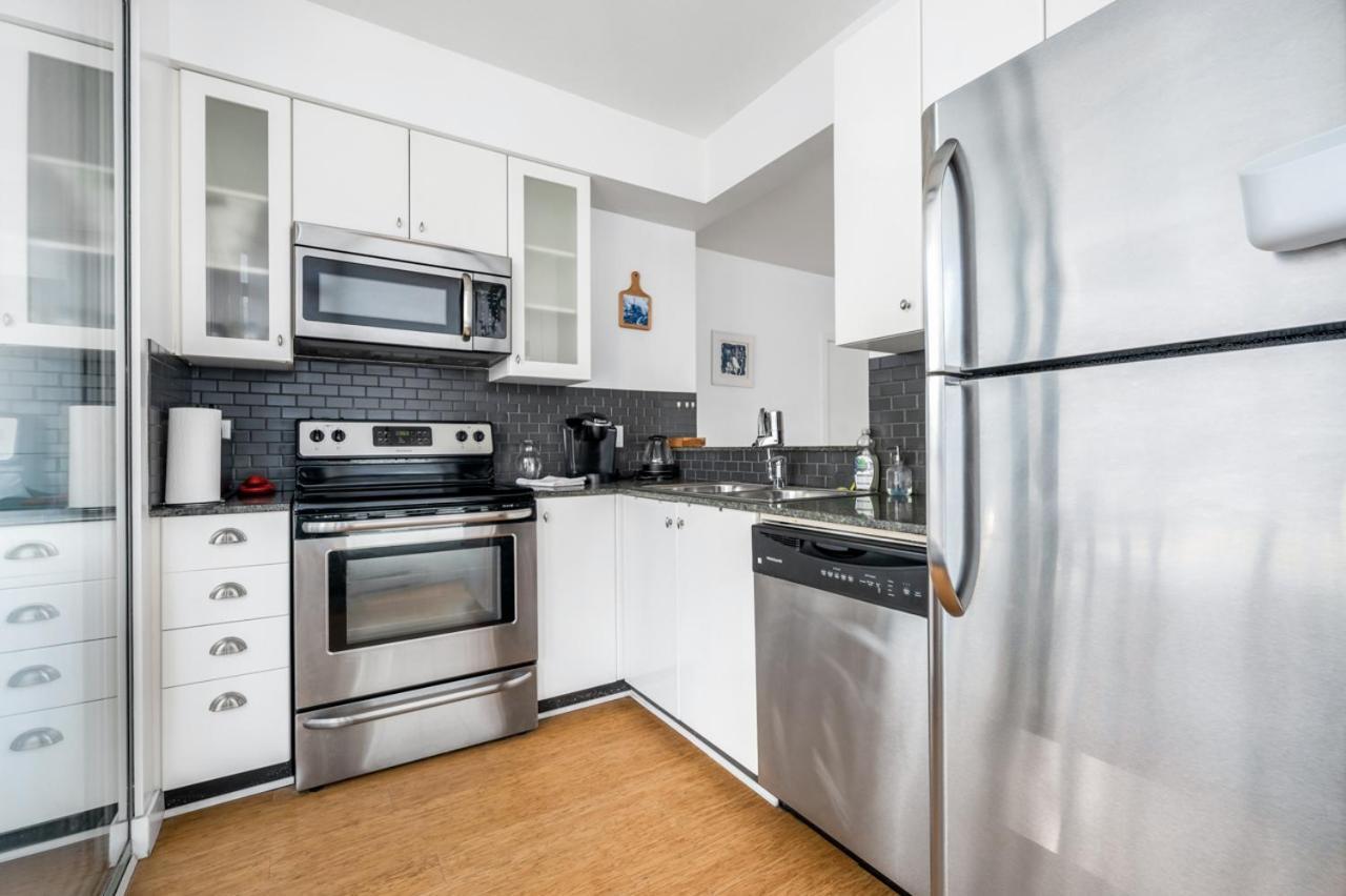 Bright 2 Bedroom Downtown With Free Parking *
