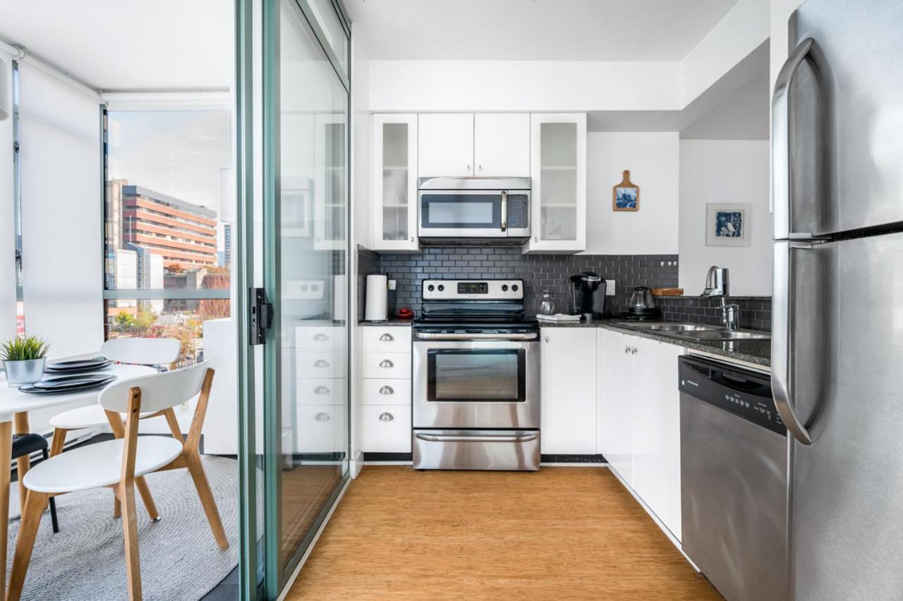 Bright 2 Bedroom Downtown With Free Parking Apartment *
