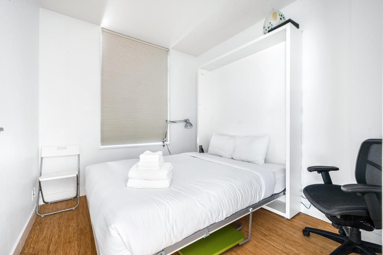 Bright 2 Bedroom Downtown With Free Parking Apartment Vancouver