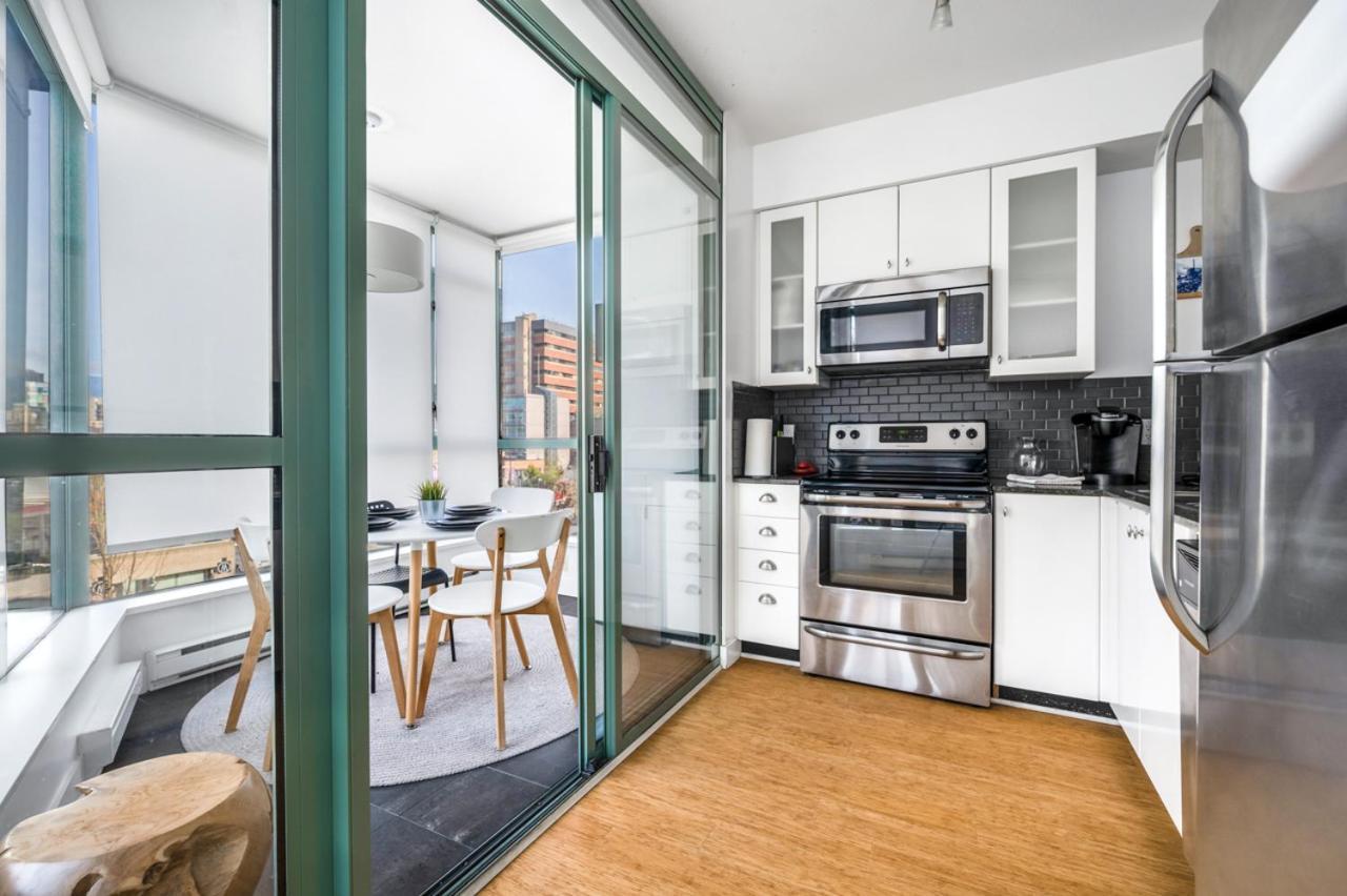 Bright 2 Bedroom Downtown With Free Parking Vancouver