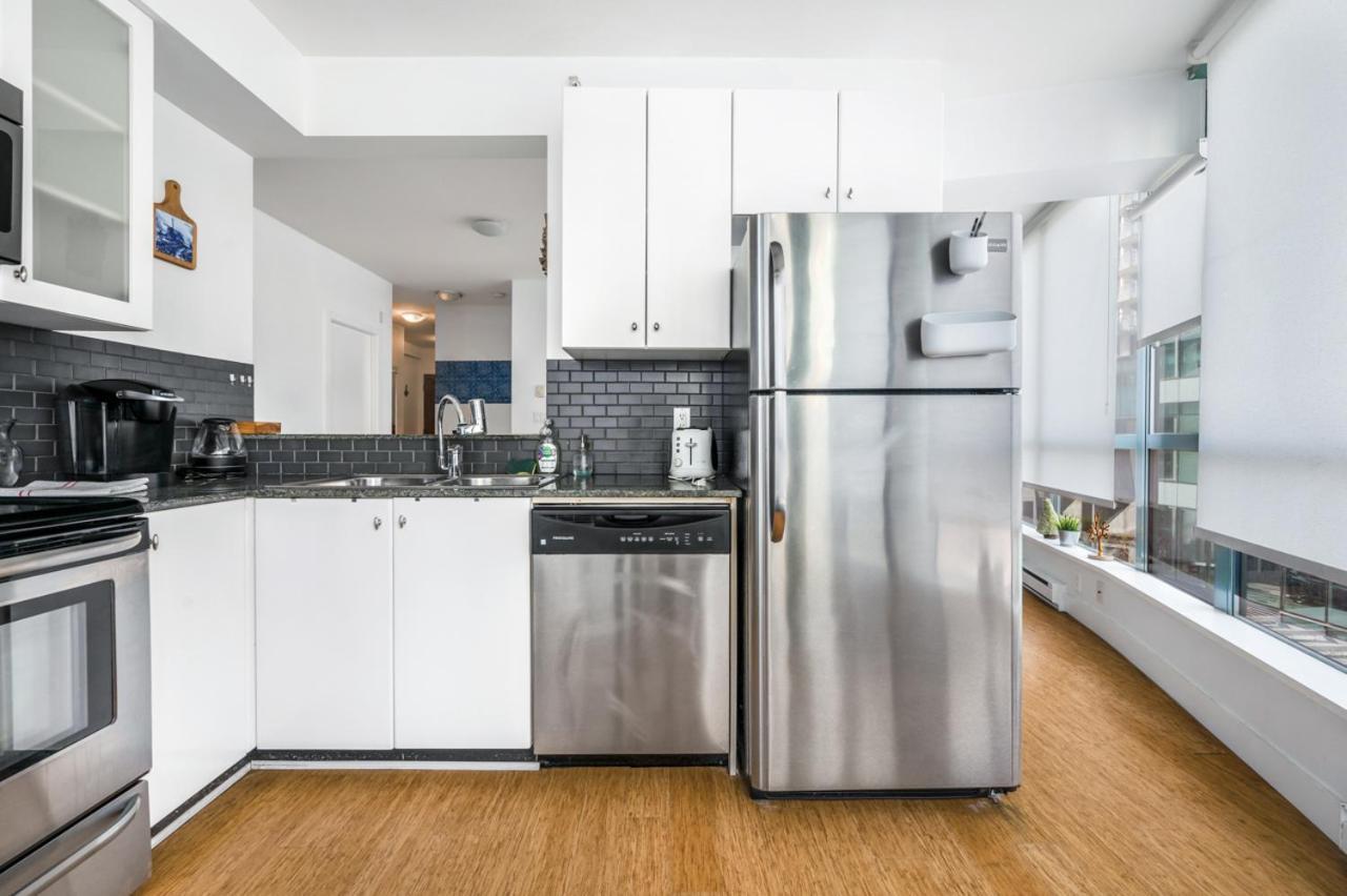 Bright 2 Bedroom Downtown With Free Parking Apartment