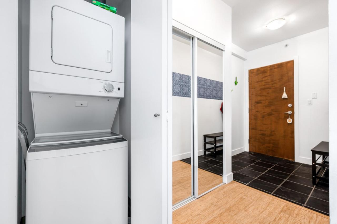 Bright 2 Bedroom Downtown With Free Parking Apartment *