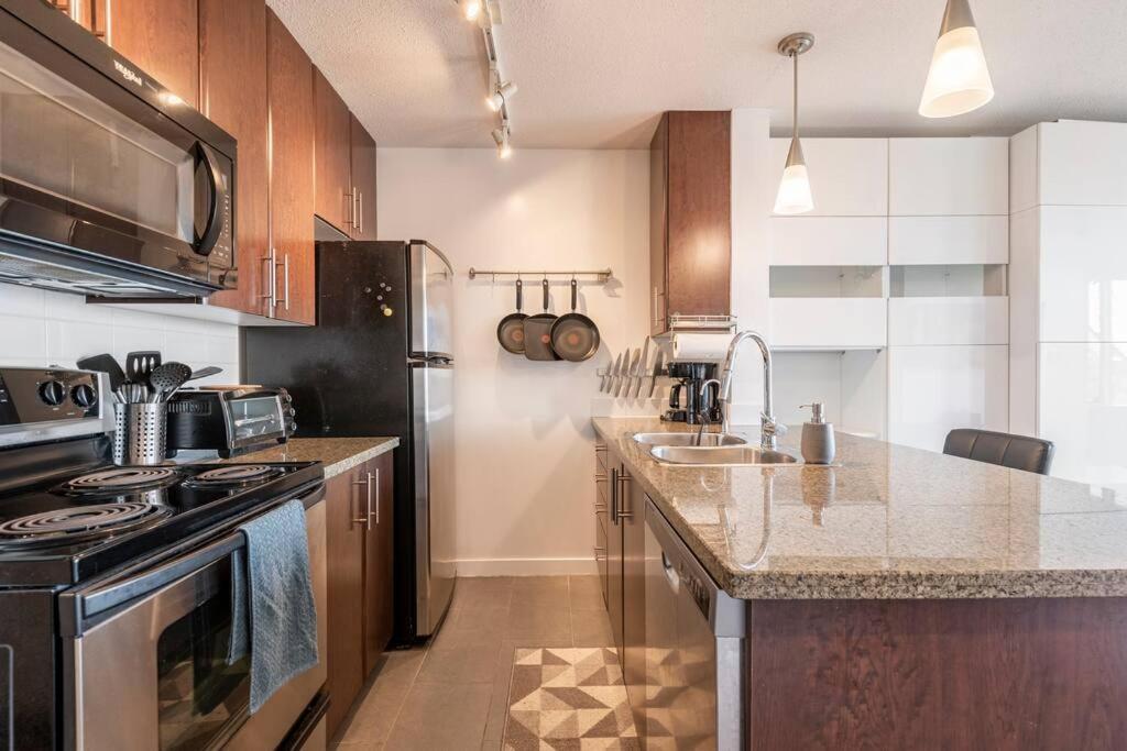 Downtown Living, Location/views/pool/workspace