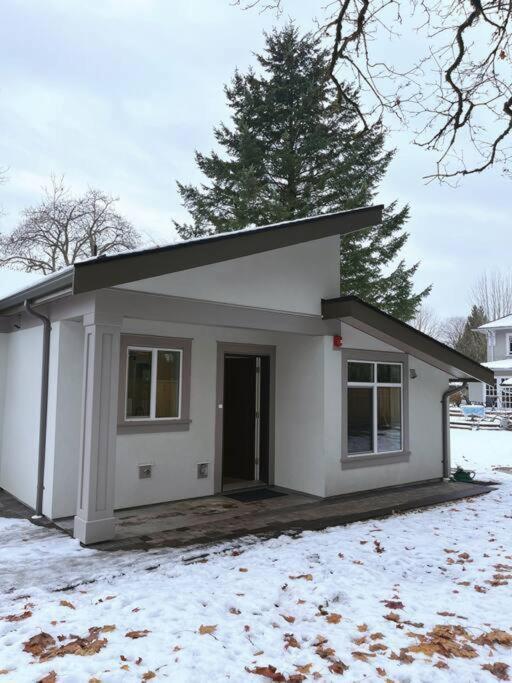 Entire Brand New 3 Bed 2 Bath Ferienhaus *