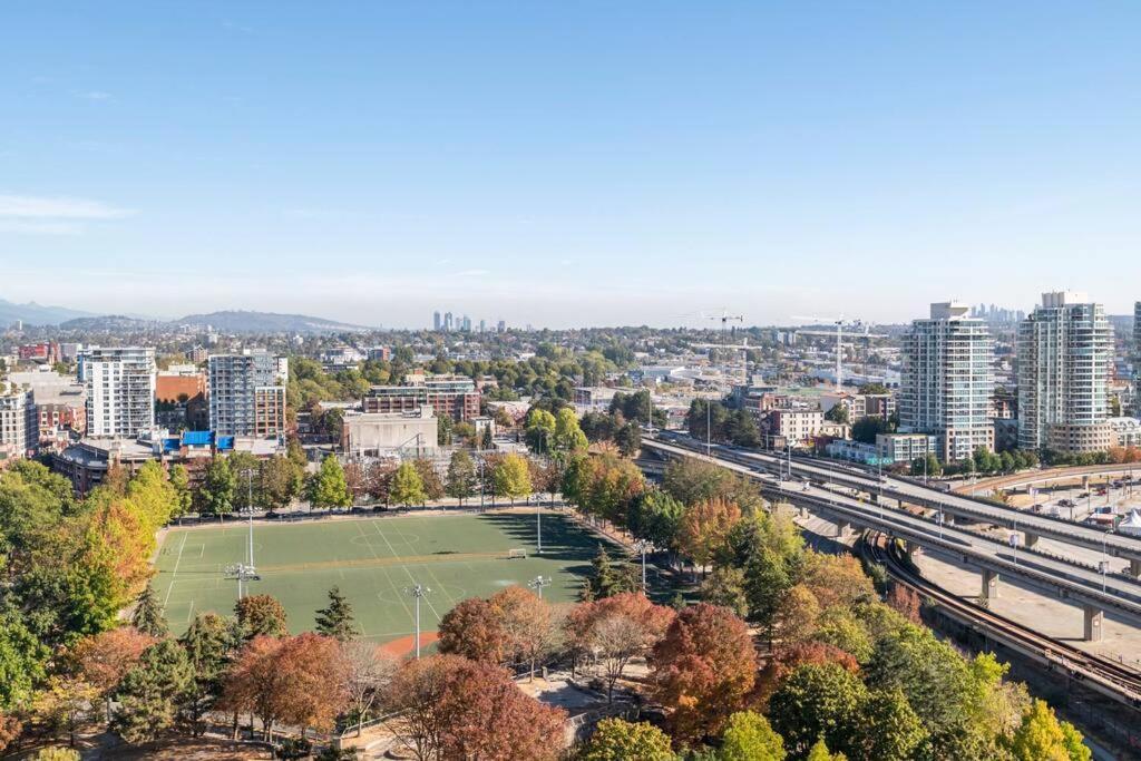 Downtown Living, Location/views/pool/workspace *