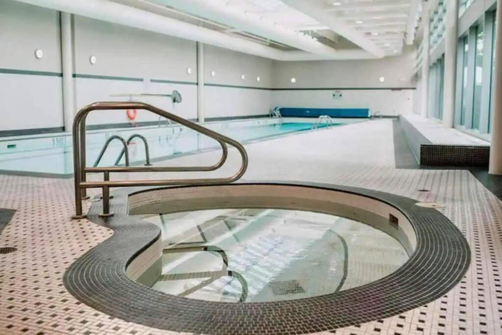 Downtown Living, Location/views/pool/workspace Apartment *