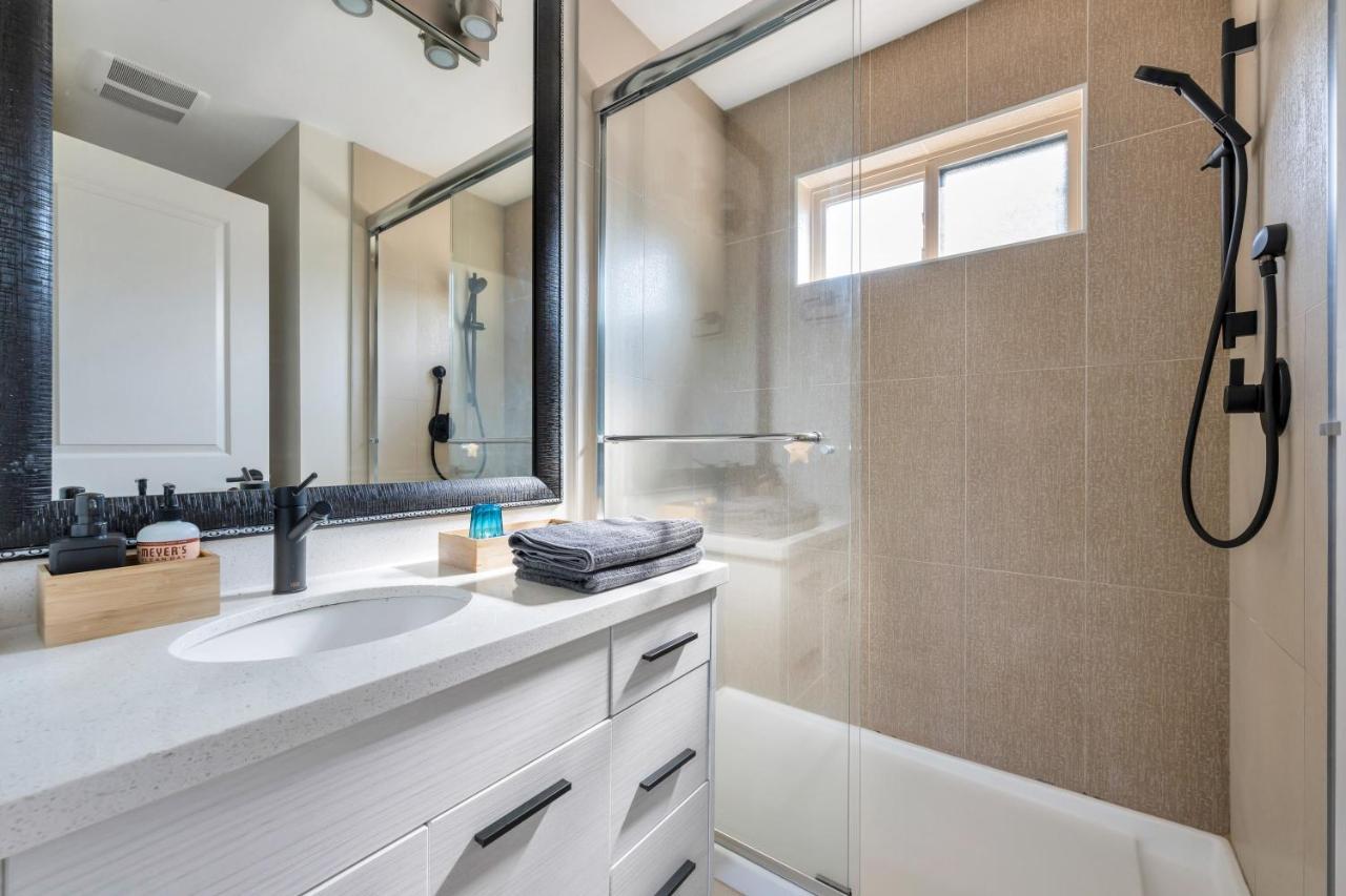 Guest house Minimal - 90 Nights Min Vancouver
