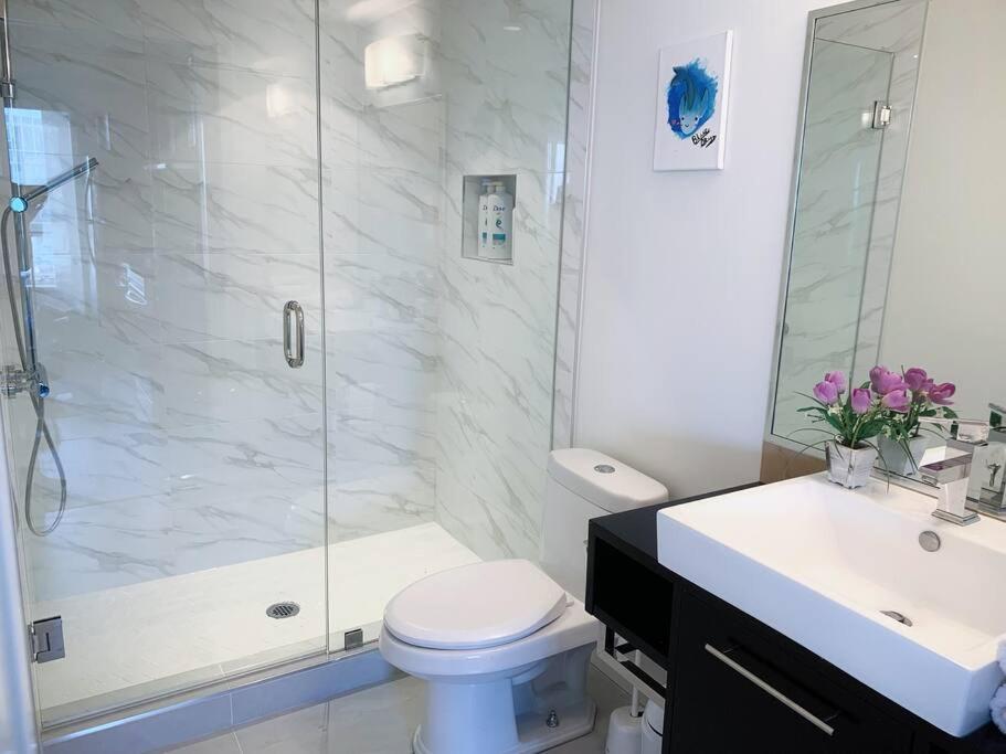Downtown 3br/2ba+views+skytrain+free Parking *