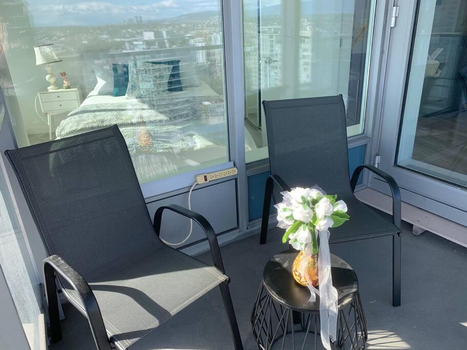 Apartment Downtown 3br/2ba+views+skytrain+free Parking