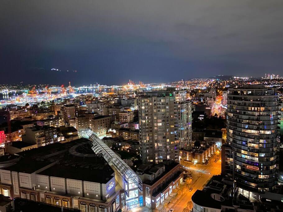 Downtown 3br/2ba+views+skytrain+free Parking *