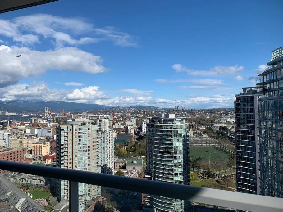 Downtown 3br/2ba+views+skytrain+free Parking *