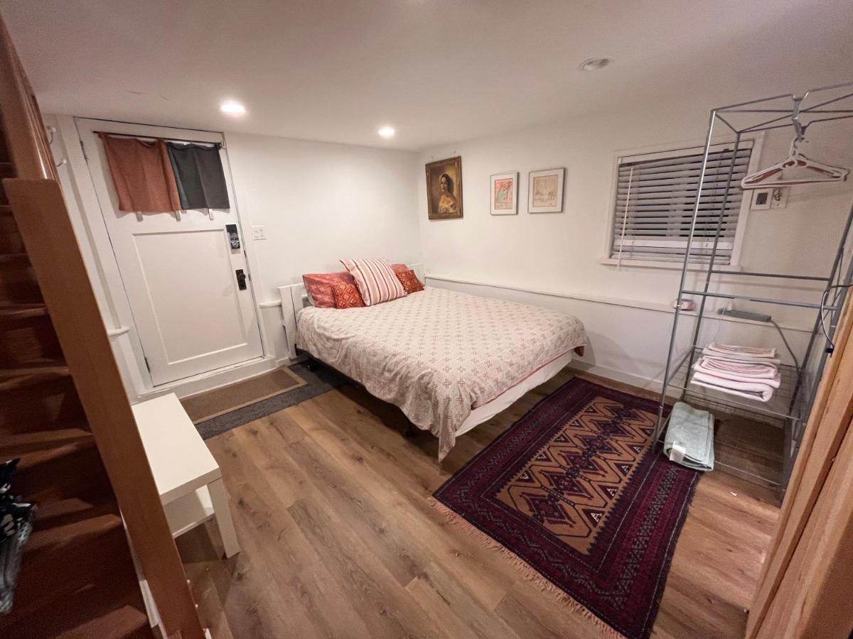 Neat, Compact, Private In A Lovely Neighbourhood