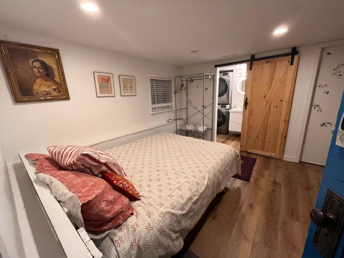 Neat, Compact, Private In A Lovely Neighbourhood *