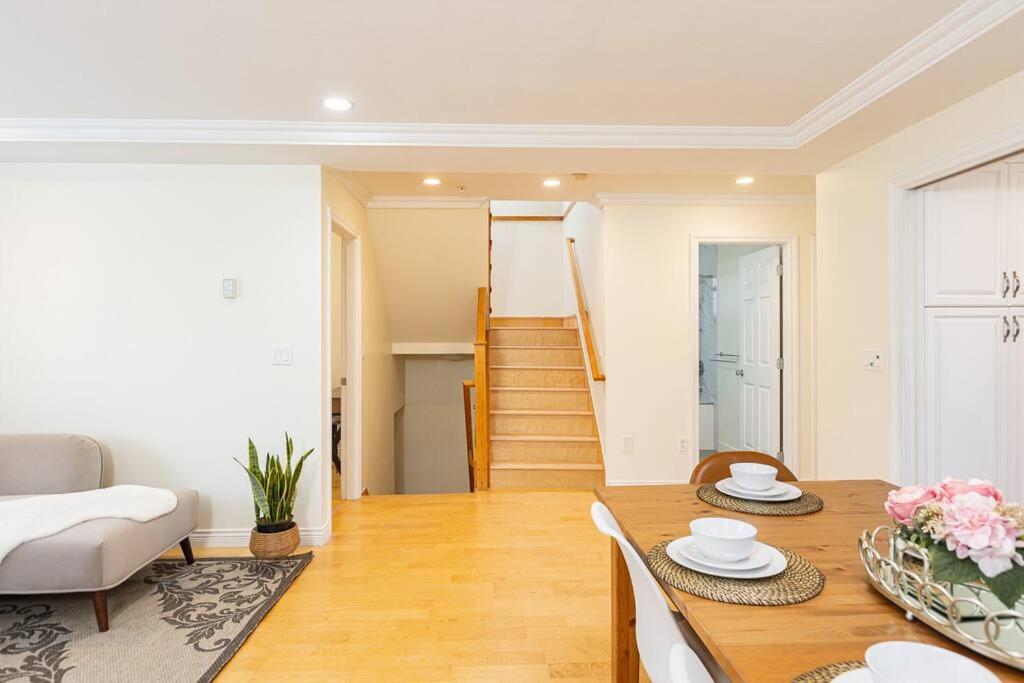 Near Downtown East@ Joyce Skytrain Villa *