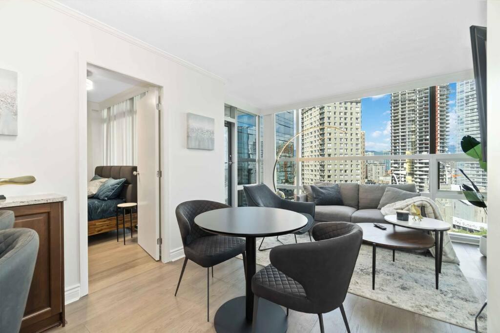 Apartment 2br With Breathtaking View In Downtown! Free Parking - 6 Sleep