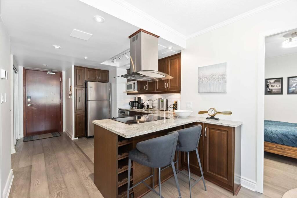 2br With Breathtaking View In Downtown! Free Parking - 6 Sleep Apartment