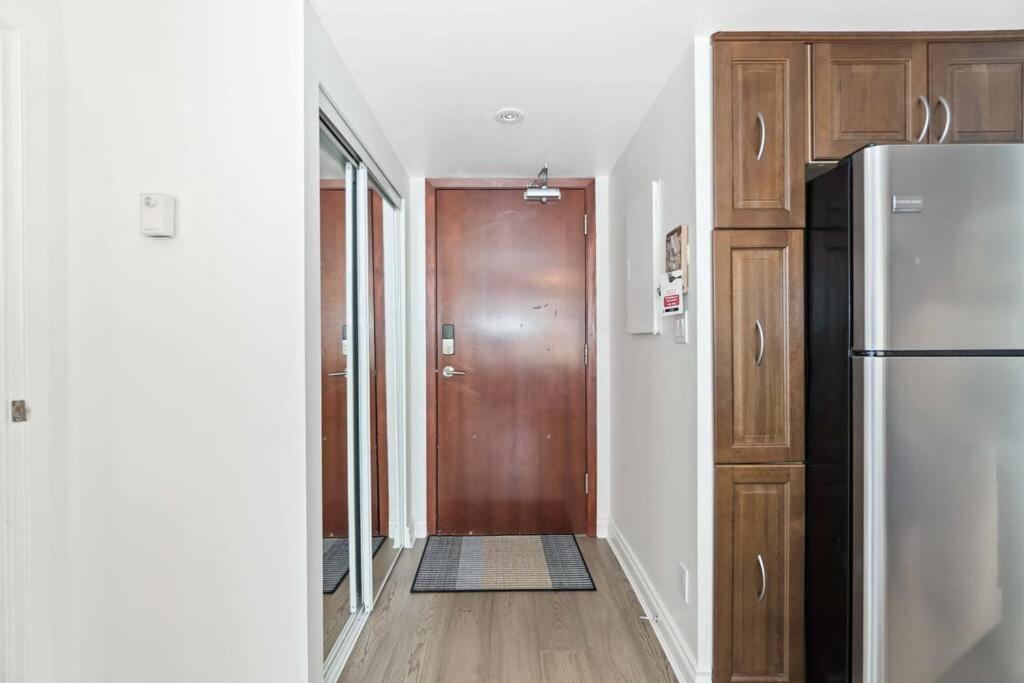 2br With Breathtaking View In Downtown! Free Parking - 6 Sleep Apartment *