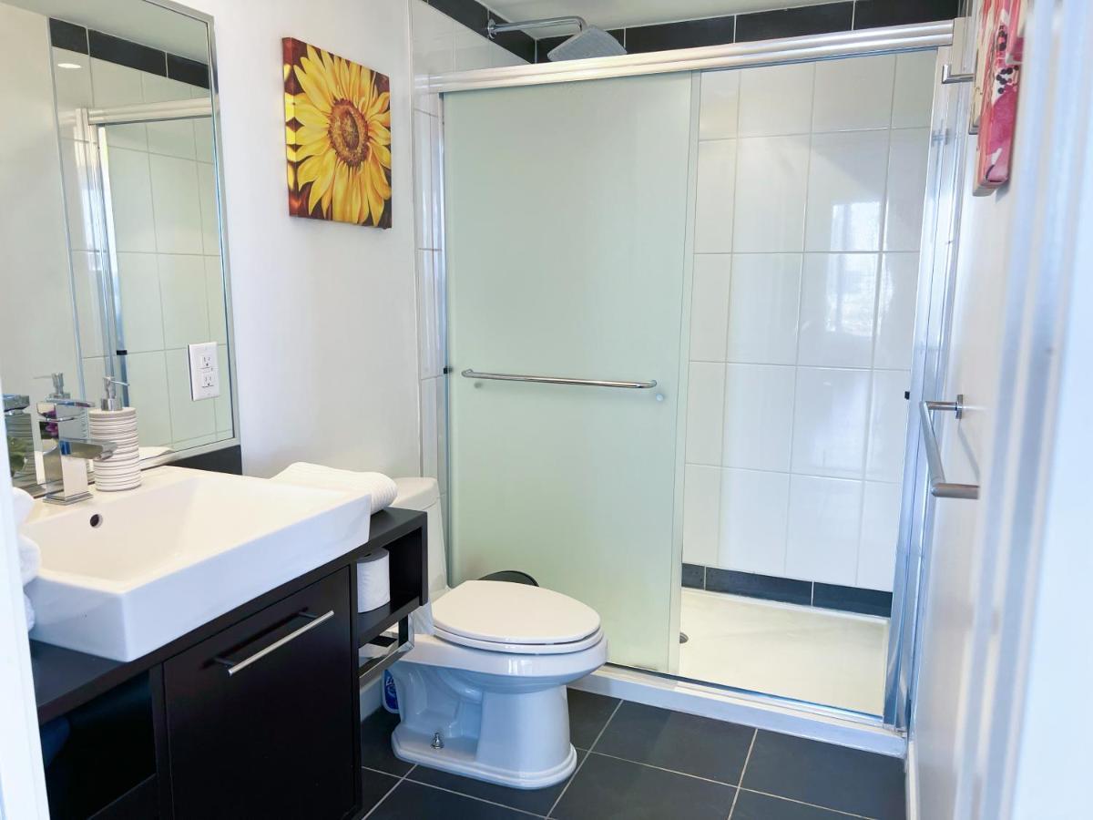 Apartment Downtown 4bd 2ba View Skytrain 2 Free Parking *