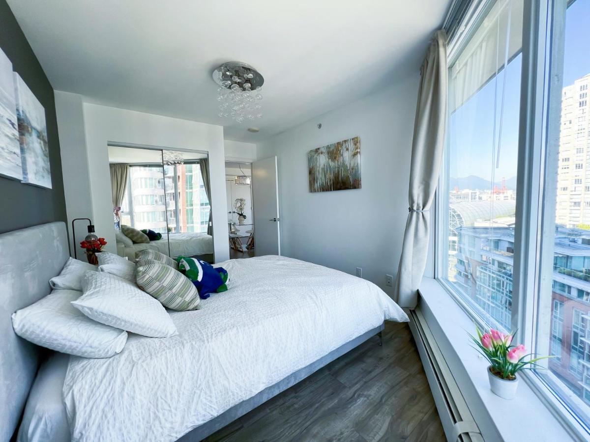 Apartment Downtown 4bd 2ba View Skytrain 2 Free Parking *