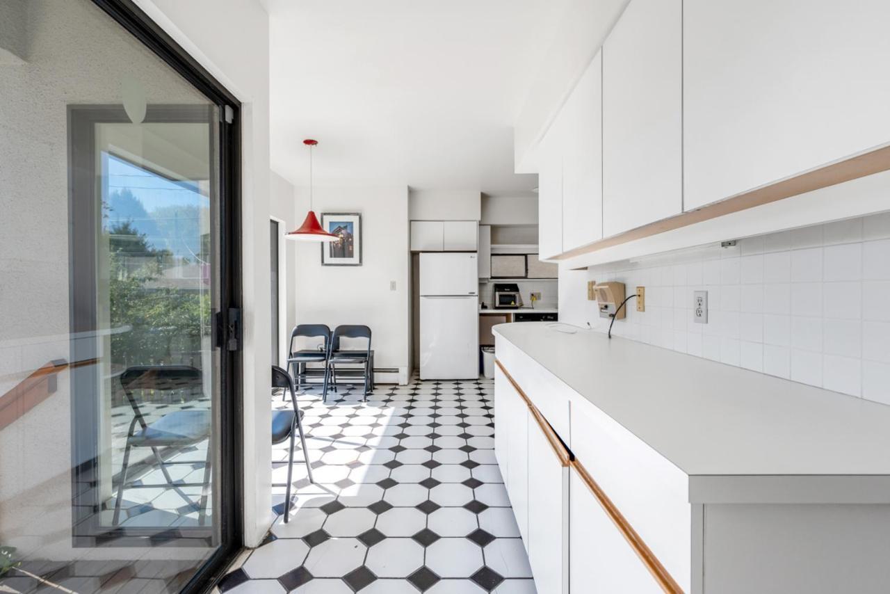 Sunny 1-bedroom Private In Charming *