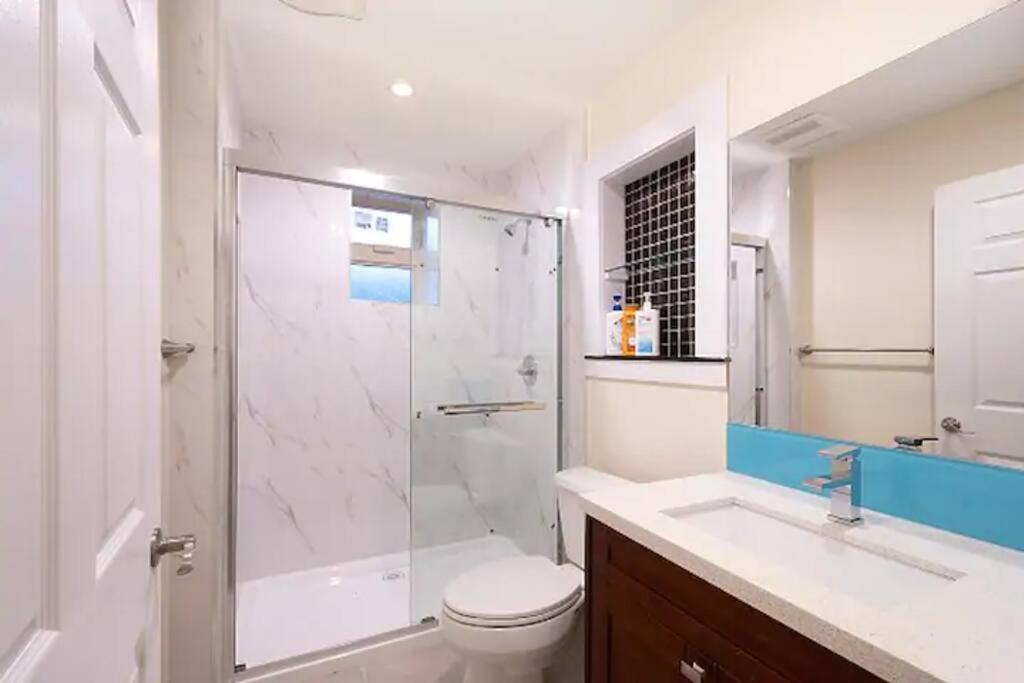 Westside Pool Home-8 Min To Downtown, Yard Parking Villa Vancouver