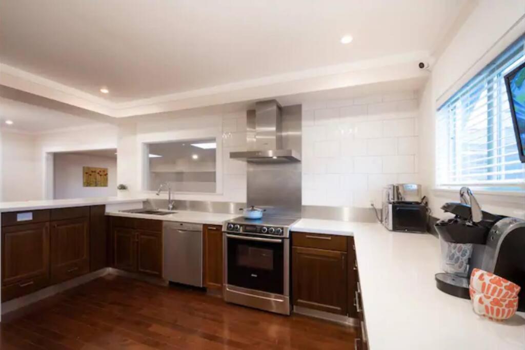 Westside Pool Home-8 Min To Downtown, Yard Parking Vancouver