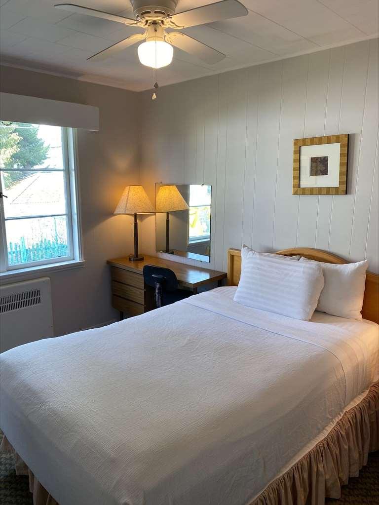 Hotel 2400 *