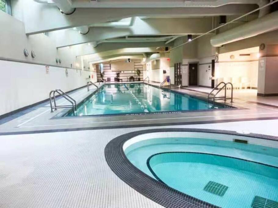 Downtown 4bd 2ba View Skytrain 2 Free Parking Apartment