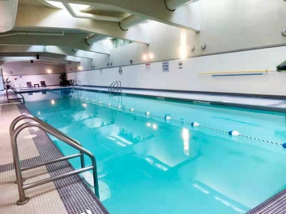 Downtown 4bd 2ba View Skytrain 2 Free Parking Apartment *