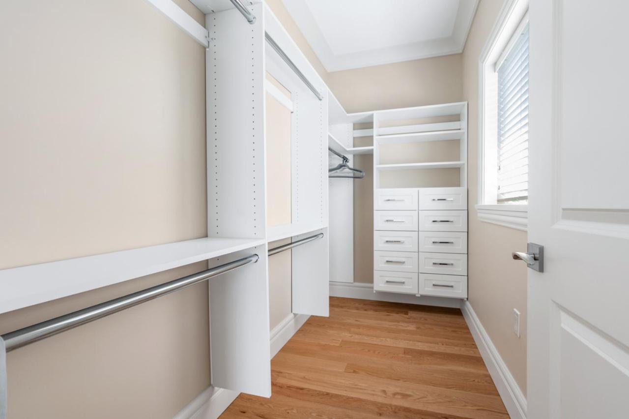 Haven: Luxurious Private Bedroom Near Attractions *