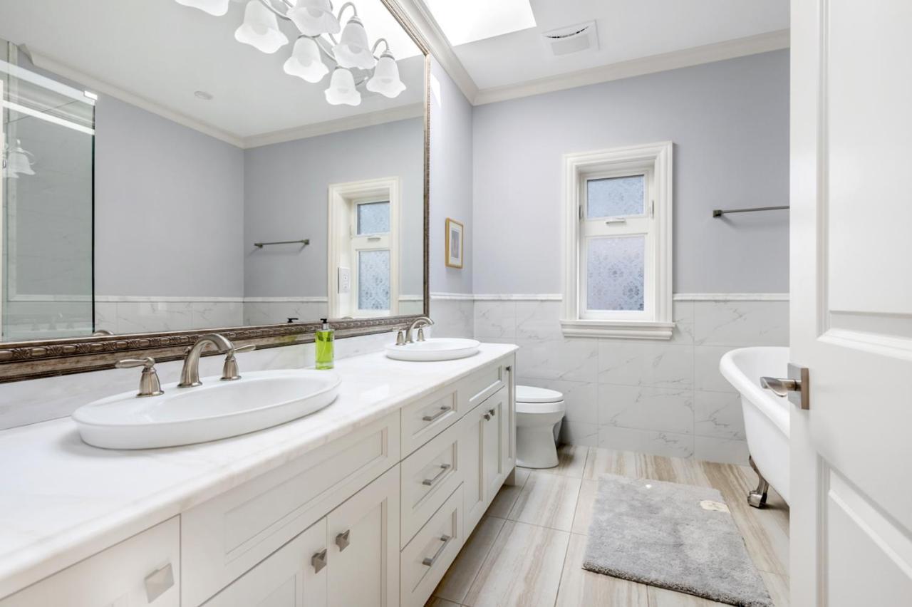 Haven: Luxurious Private Bedroom Near Attractions Guest house Vancouver