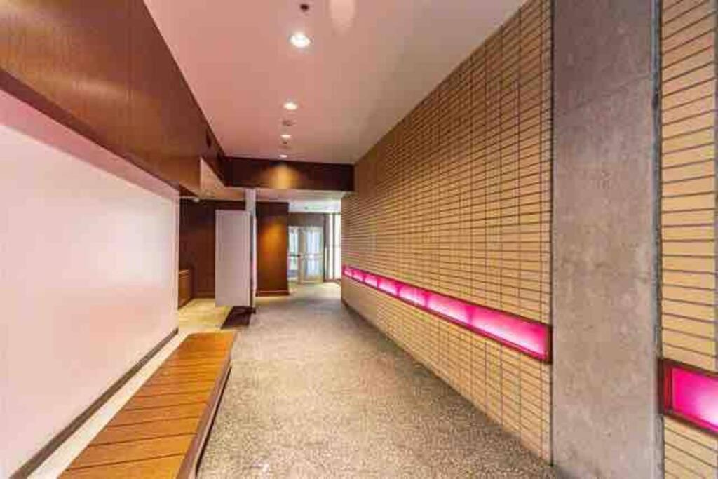Beautiful Downtown, Mins To Rogers Arena, Stadium, Restaurants, Shops