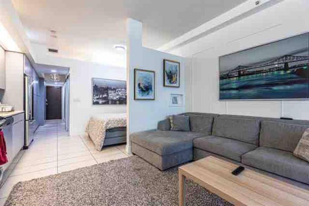 Beautiful Downtown, Mins To Rogers Arena, Stadium, Restaurants, Shops Apartment Vancouver