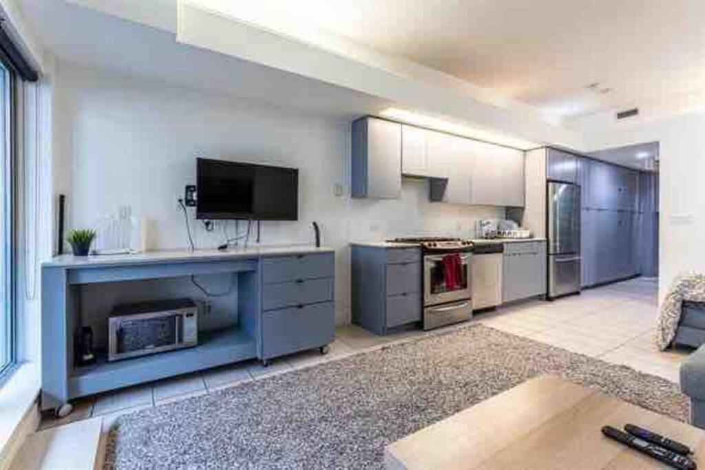 Beautiful Downtown, Mins To Rogers Arena, Stadium, Restaurants, Shops Vancouver