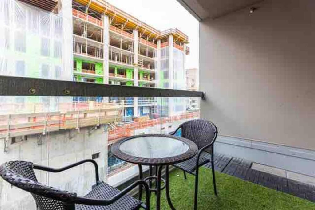 Beautiful Downtown, Mins To Rogers Arena, Stadium, Restaurants, Shops Apartment