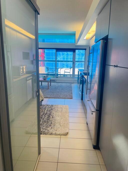Apartment Beautiful Downtown, Mins To Rogers Arena, Stadium, Restaurants, Shops *