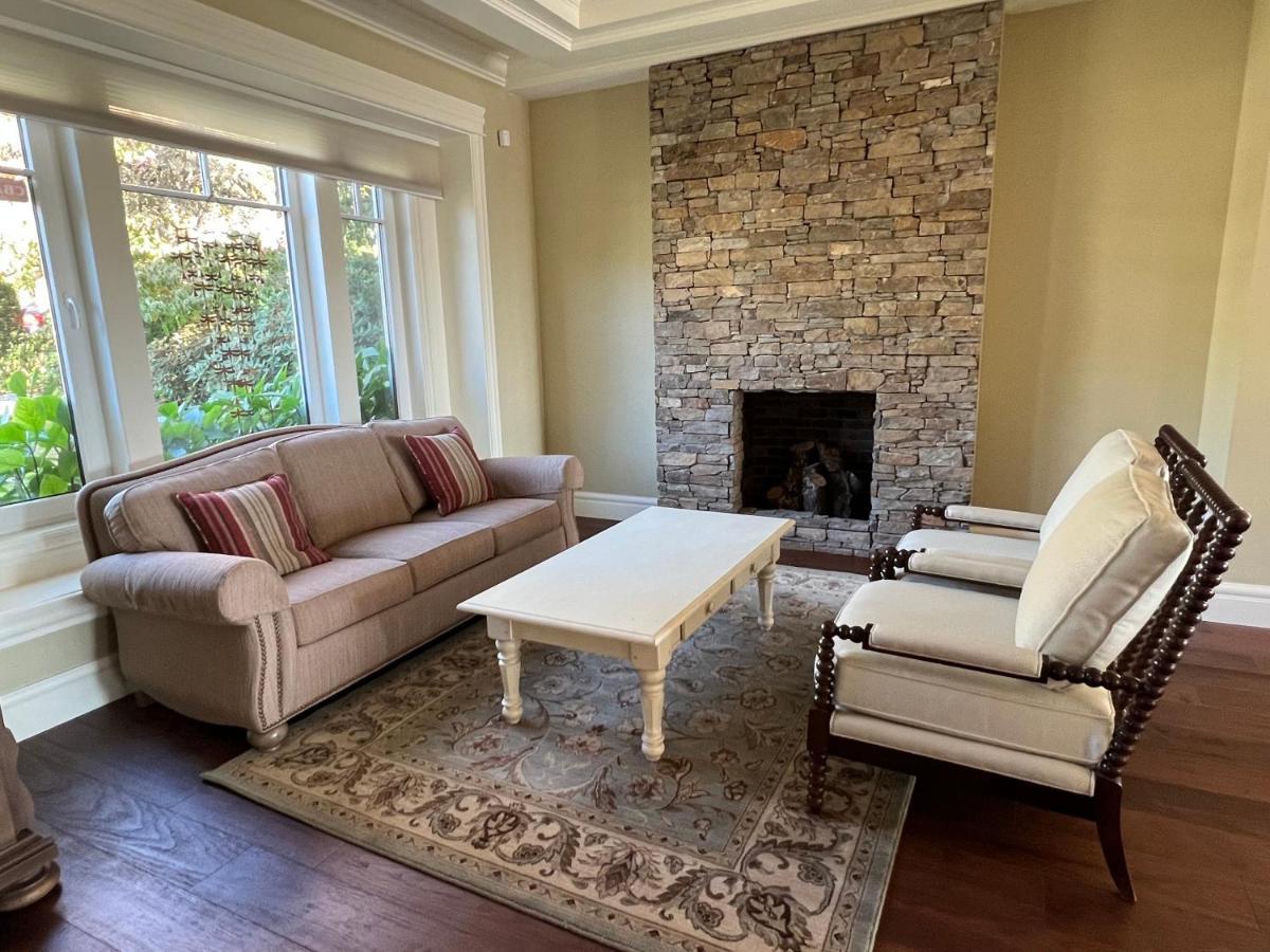 Spacious Cozy House In West * Vancouver