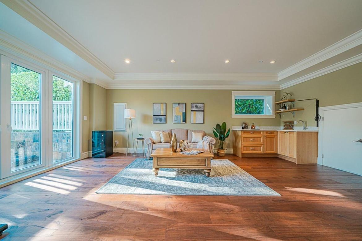 Spacious Cozy House In West