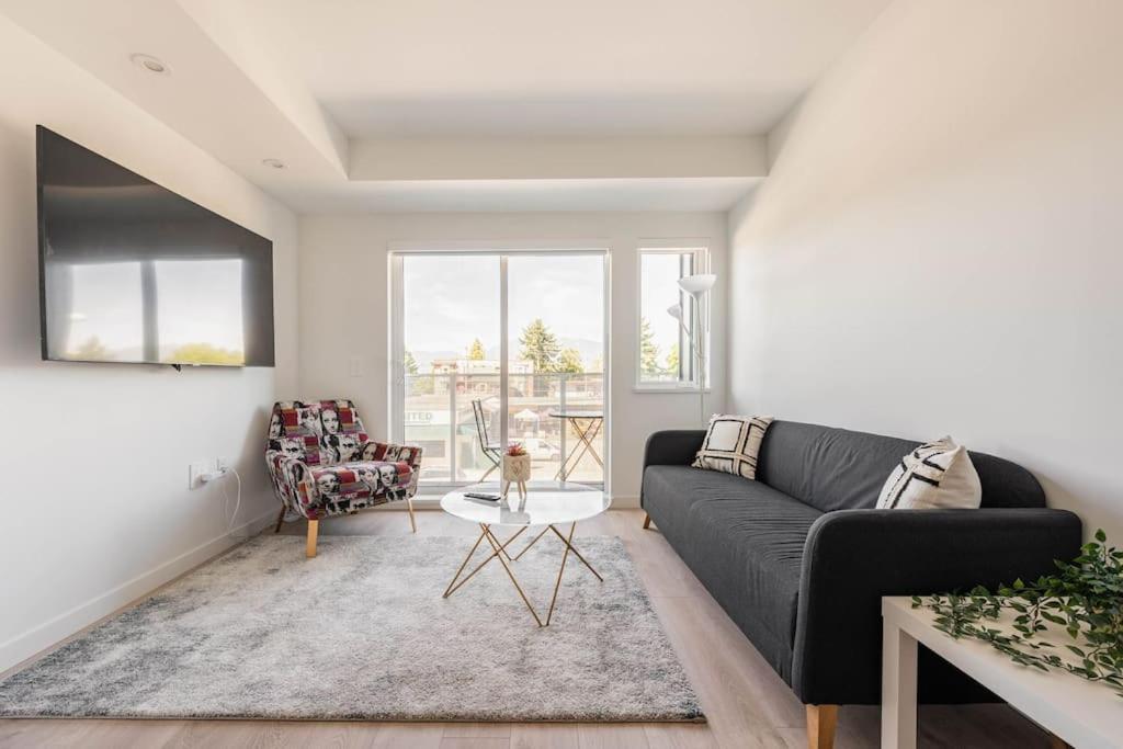 Apartment Urban Oasis: Stylish Vancouver