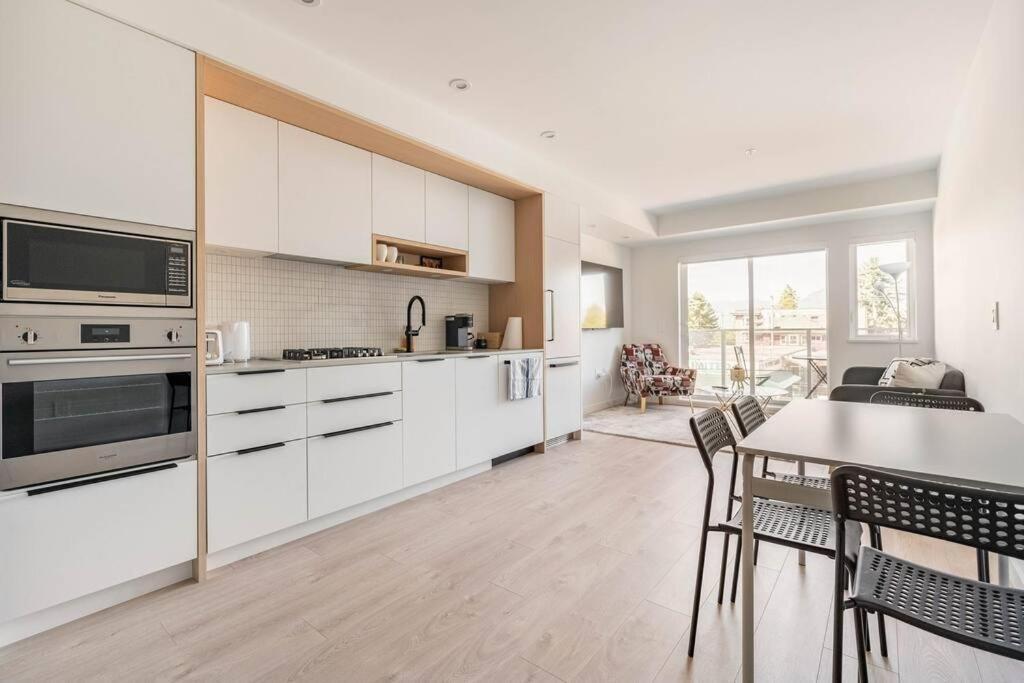 Urban Oasis: Stylish Apartment Vancouver
