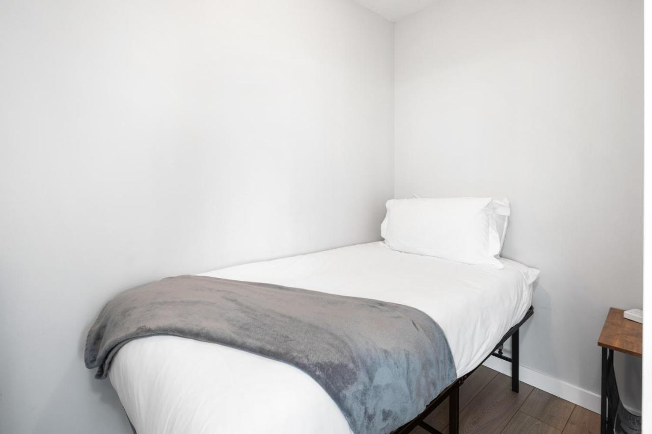 Gardenview Modern With Parking, Gym, Pool, Ac Apartment Vancouver