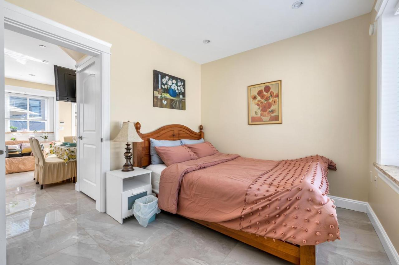 Villa Three Bedrooms Brand New Laneway House Near Public Transit *